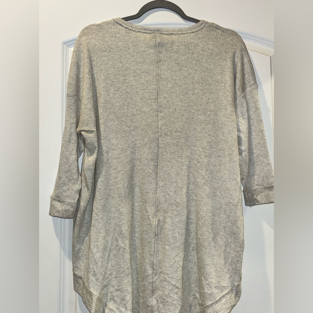 Gray High-Low Knit Sweater - Picture 4 of 5